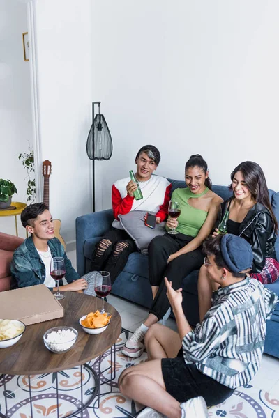 ラテン系Lgbtの友人のグループは ラテンアメリカのメキシコ ヒスパニック系の同性愛者とLgbtqコミュニティでピザ 飲み物 楽しみを食べています — ストック写真