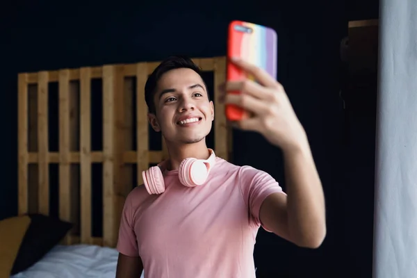 Giovane Uomo Omosessuale Latino Che Scatta Selfie Fotografico Con Cellulare — Foto Stock