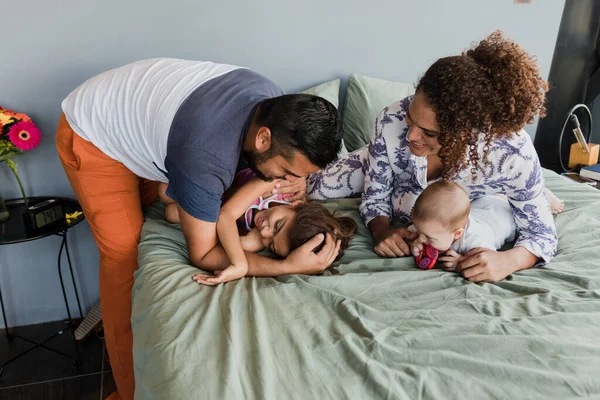 Familia Latina Con Dos Hijos Hijo Hija Divirtiéndose Juntos Cama — Foto de Stock