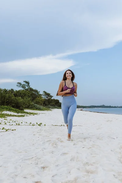 Hispanische Junge Frau Läuft Strand Von Mexiko Lateinamerika — Stockfoto