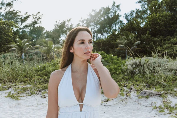 Porträt Einer Jungen Lateinamerikanischen Frau Weißen Sommerkleid Strand Von Mexiko — Stockfoto