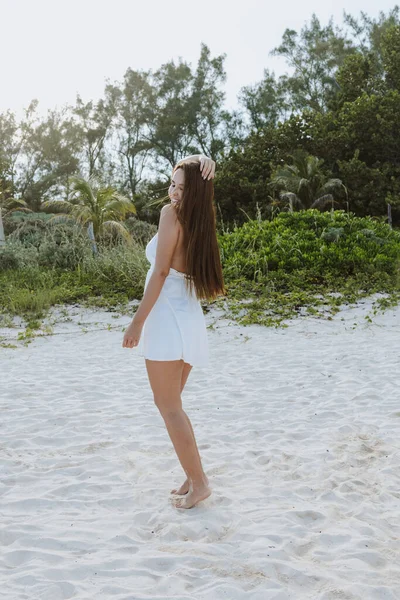 Porträt Einer Jungen Lateinamerikanischen Frau Weißen Sommerkleid Strand Von Mexiko — Stockfoto
