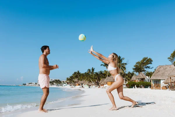 Латиноамериканская Молодая Пара Играющая Вместе Ракеткой Пляжным Мячом Развлекающаяся Карибском — стоковое фото