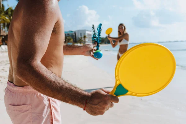 Латиноамериканская Молодая Пара Играющая Вместе Ракеткой Пляжным Мячом Развлекающаяся Карибском — стоковое фото