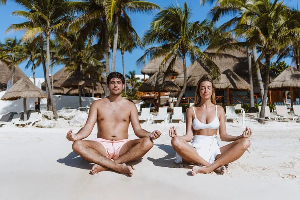 Молода Пара Латен Чоловік Під Час Медитації Відпочинку Пляжі Мексиці — стокове фото