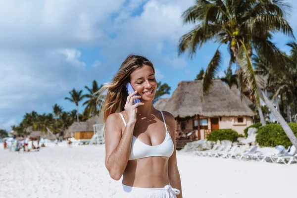 メキシコのビーチで休暇や休日に携帯電話で話すヒスパニック系の若い女性ラテンアメリカ カリブ海と熱帯の目的地 — ストック写真