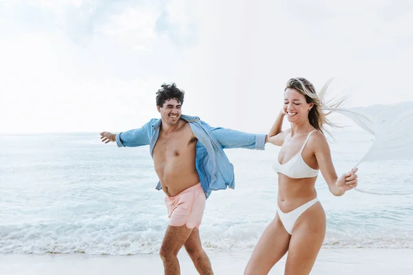 Іспанська Молода Пара Закоханих Чоловіка Жінку Які Розважаються Карібському Пляжі — стокове фото