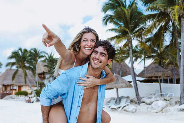 Латиноамериканская Молодая Пара Влюбленных Мужчин Женщин Веселящихся Карибском Пляже Отпуске — стоковое фото