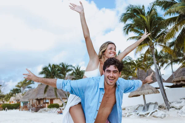 Латиноамериканская Молодая Пара Влюбленных Мужчин Женщин Веселящихся Карибском Пляже Отпуске — стоковое фото