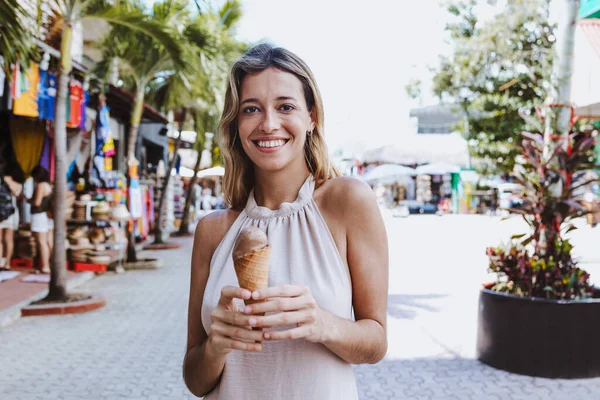 メキシコで休暇や休日にアイスクリームを食べるヒスパニック系の若い女性ラテンアメリカ カリブ海と熱帯の目的地 — ストック写真
