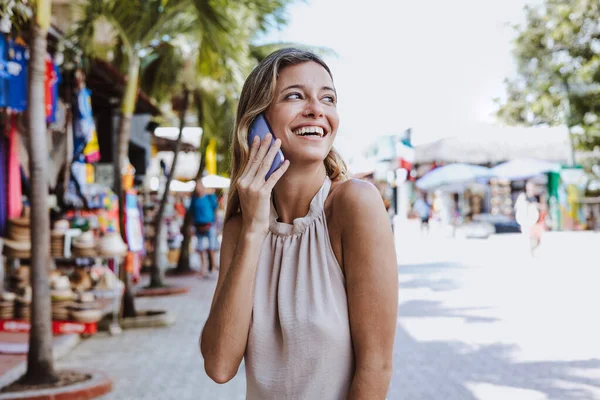 Latin Amerika Karayipler Tropikal Bölgelerde Tatillerde Cep Telefonuyla Konuşan Spanyol — Stok fotoğraf