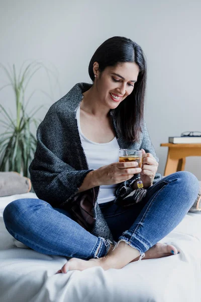 Lateinische Erwachsene Frau Mit Einer Tasse Heißem Tee Wärmend Auf — Stockfoto