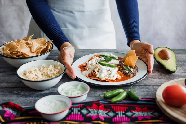 Manos Mexicanas Preparando Chilaquiles Con Salsa Roja Comiendo Comida Tradicional — Foto de Stock