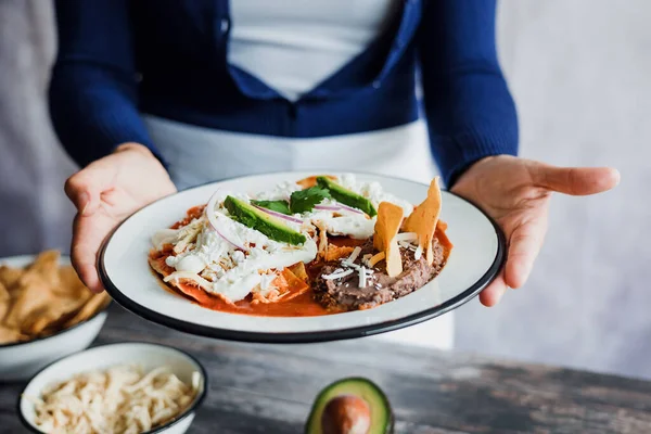 Mexican Woman Hands Preparing Chilaquiles Red Sauce Eating Traditional Mexican — Stock Photo, Image