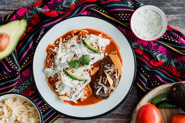 Chilaquiles Mexicanos Con Salsa Roja Picante Pollo Aguacate Desayuno Tradicional — Foto de Stock