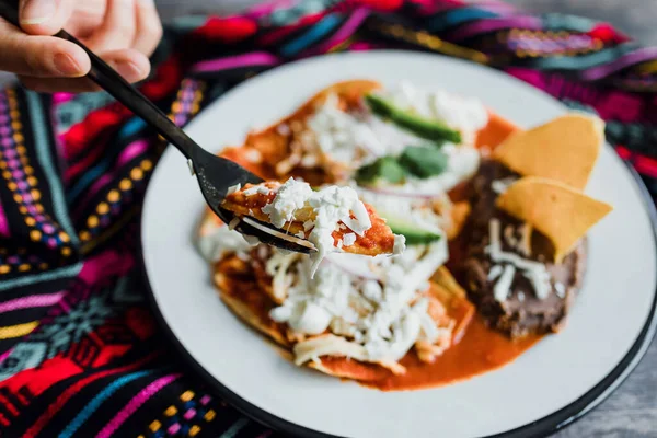 Chilaquiles Mexicanos Con Salsa Roja Picante Pollo Aguacate Desayuno Tradicional —  Fotos de Stock