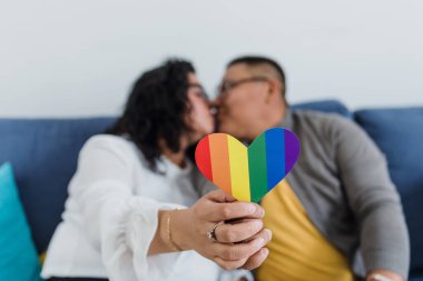 Latin lezbiyen ve transseksüel çift Meksika 'da gökkuşağı bayrağı taşıyor Latin Amerika' daki LGBT topluluğundan İspanyol homoseksüel insanlar