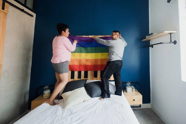 Igbt Lesbičky Latinský Pár Posteli Doma Mexiku Hispánští Homosexuálové Komunity — Stock fotografie