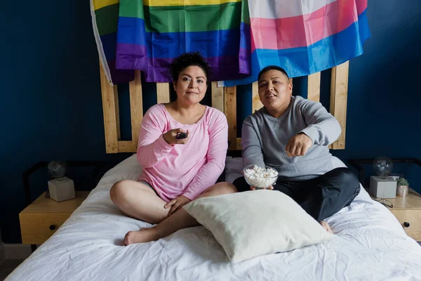 Lesbian Latin Ζευγάρι Βλέποντας Ταινία Στο Κρεβάτι Στο Σπίτι Στο — Φωτογραφία Αρχείου
