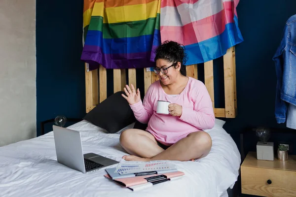 Latein Lesbische Frau Liegt Mit Laptop Oder Computer Bett Und — Stockfoto