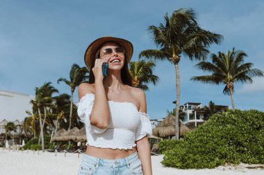 Latin Amerika 'daki Karayip Sahili' nde cep telefonu kullanan ve konuşan rahat Latin kadın, İspanyol kadın. 