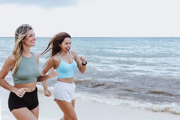 Coppia Latina Fitness Donne Che Corrono Fanno Esercizio Sulla Spiaggia — Foto Stock