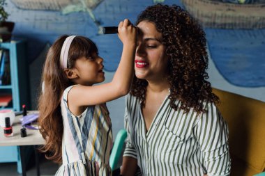 Genç bekar anne ve kızı Meksika 'da nasıl barışacaklarını öğretiyor. İspanyol aile.