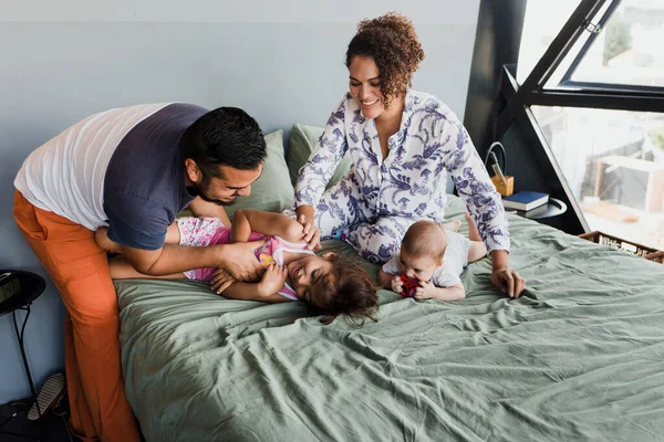 Familia Latina Padre Madre Con Hijos Riendo Divirtiéndose Juntos Cama — Foto de Stock