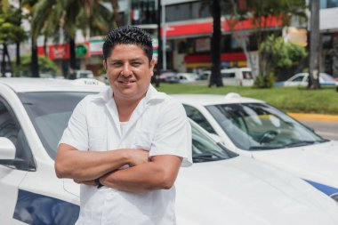 Latin Amerika 'da Mexico' da şehir sokağında arka planda arabası olan Latin bir taksi şoförünün portresi.