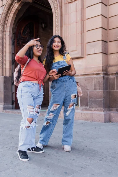 Genç Latin Kız Üniversite Öğrencisi Mexico Latin Amerika Şehirde Dolaşıyorlar — Stok fotoğraf