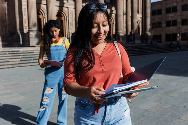 Porträtt Ung Latinamerikansk Kvinna Med Tandställning Universitetsstudent Mexiko Latinamerika Latinamerikansk — Stockfoto