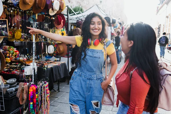 Porträtt Unga Latinska Kvinnliga Resenärer Turistmarknaden Mexiko Latinamerika Latinamerikanska Backpacker — Stockfoto