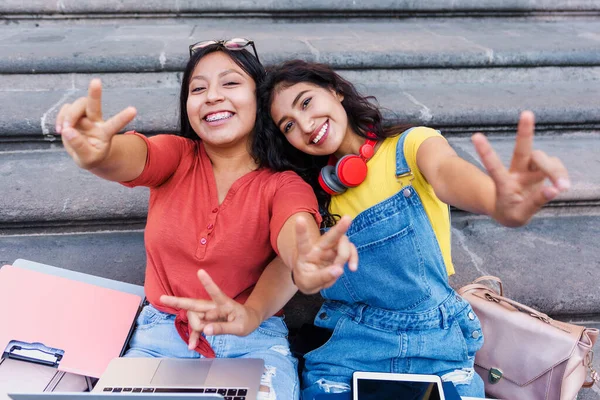 Πορτρέτο Δύο Νεαρών Λατίνων Φοιτητών Πανεπιστημίου Στο Μεξικό Λατινική Αμερική — Φωτογραφία Αρχείου