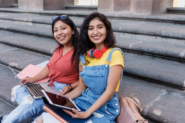 Porträtt Två Unga Latinska Flickor Universitetsstudenter Mexiko Latinamerika Latinamerikanska Flickor — Stockfoto