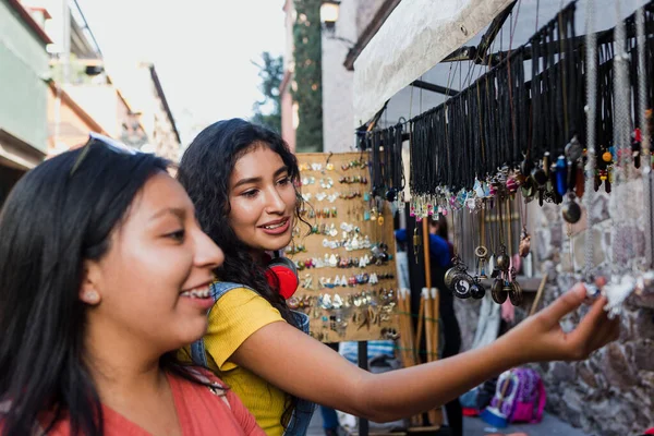 Portret Młodej Latynoski Kobiet Podróżujących Rynku Turystycznym Meksyku Ameryka Łacińska — Zdjęcie stockowe