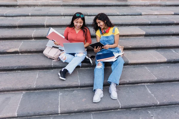 Porträtt Två Unga Latinska Flickor Universitetsstudenter Mexiko Latinamerika Latinamerikanska Flickor — Stockfoto