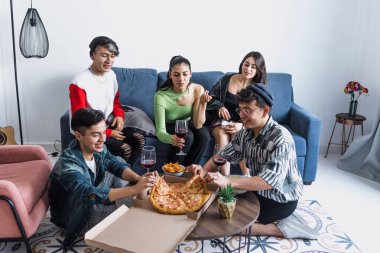 Bir grup Latin LGBT arkadaşı pizza yiyor, içiyor ve Meksika 'da evde eğleniyorlar, Latin Amerika' da Latin homoseksüel ve lgbtq toplulukları partide.