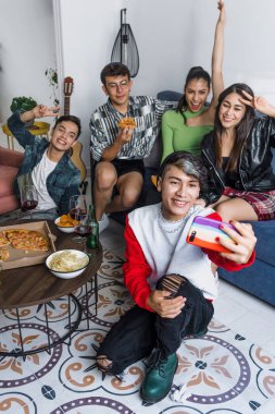Latin LGBT dostları Meksika 'da cep telefonlarıyla fotoğraf çekiyorlar Latin Amerika' da İspanyol homoseksüel ve lgbtq toplulukları