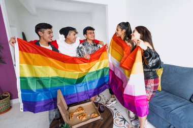 Genç latin LGBT arkadaşları, Meksika 'da gökkuşağı bayrağı taşıyan gay gururlu ayı kutluyorlar. Latin Amerika' daki Igbtq toplumundan Latin homoseksüel insanlar.