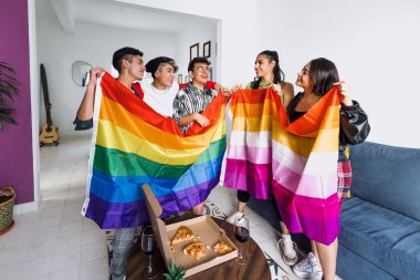 Genç latin LGBT arkadaşları, Meksika 'da gökkuşağı bayrağı taşıyan gay gururlu ayı kutluyorlar. Latin Amerika' daki Igbtq toplumundan Latin homoseksüel insanlar.