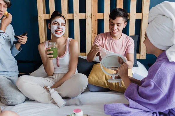Latin Lgbt Arkadaşları Meksika Yataklarında Yüz Maskesi Kozmetik Tedavileri Kullanıyor — Stok fotoğraf