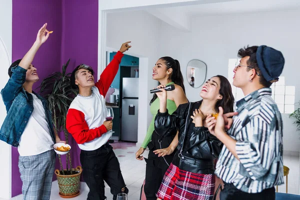 Νέοι Λατίνοι Lgbt Φίλοι Τραγουδούν Καραόκε Ομάδα Ισπανόφωνων Στο Σπίτι — Φωτογραφία Αρχείου