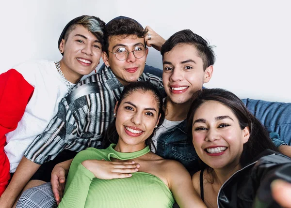 Latin Kökenli Genç Lgbt Arkadaşları Meksika Eşcinsel Gururu Kutlayan Portre — Stok fotoğraf