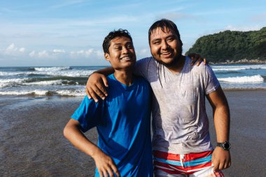 Latin kankaları Acapulco 'da sahilde eğlenen iki adam Latin Amerika, Pasifik Okyanusu' nda Latin insanlar.