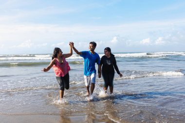 Plaj partisindeki mutlu Latin arkadaşlar Acapulco 'daki Pasifik Okyanusu' na atlıyorlar. Latin Amerika 'daki Latin Amerikalılar.