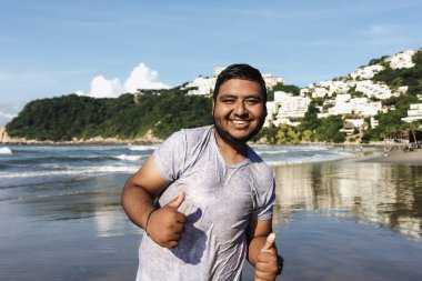 Acapulco 'daki plajda genç Latin bir adamın portresi. Latin Amerika, Pasifik Okyanusu' ndaki İspanyol insanlar.