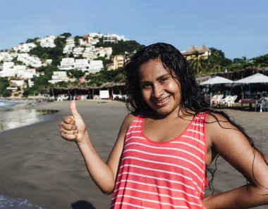 Acapulco 'daki plajda genç Latin bir kadının portresi. Latin Amerika, Pasifik Okyanusunda İspanyol bir kadın.