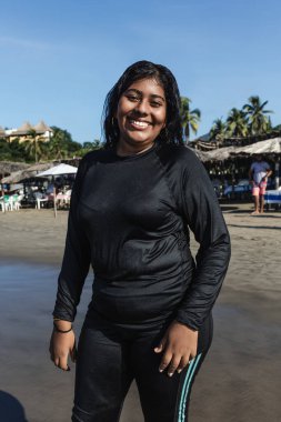 Acapulco 'daki plajda genç Latin bir kadının portresi. Latin Amerika, Pasifik Okyanusunda İspanyol bir kadın.