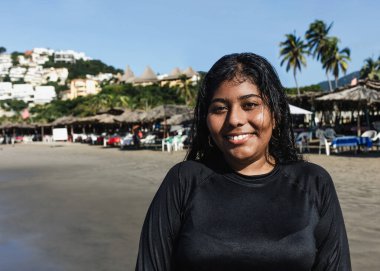 Acapulco 'daki plajda genç Latin bir kadının portresi. Latin Amerika, Pasifik Okyanusunda İspanyol bir kadın.