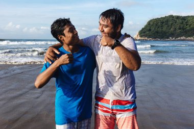 Latin kankaları Acapulco 'da sahilde eğlenen iki adam Latin Amerika, Pasifik Okyanusu' nda Latin insanlar.